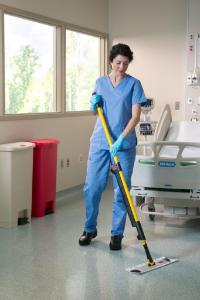 Pulse mopping kit, in use