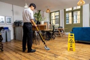 Pulse mopping kit, in use